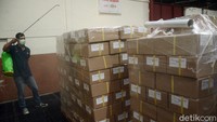 Sebelum diperiksa seluruh paket kertas surat suara disemprot dengan disinfektan untuk mencegah penularan virus COVID-19.  