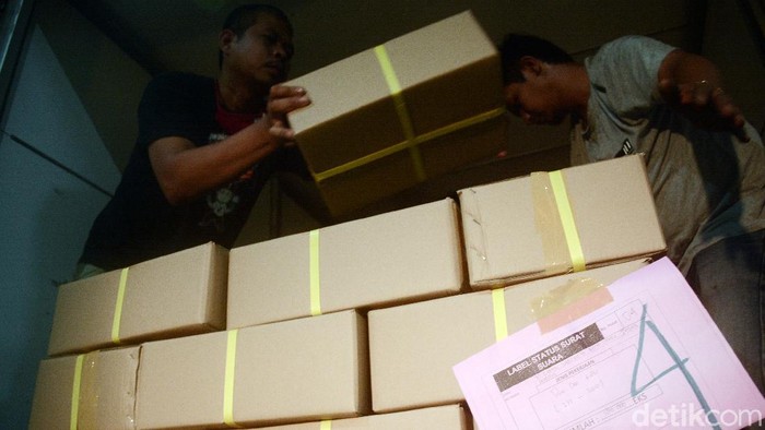 Paket lembar kertas surat suara untuk pemilihan kepala daerah Kota Depok pada bulan Desember mendatang hari ini sudah tiba di gudang penyimpangan di Jalan Desa Tugu, Cimanggis, Depok, Jawa Barat, Rabu (18/11). Kertas surat suara dengan total sebanyak 1.264.051 lembar itu terdiri dari 632 kardus yang nantinya akan didistribusikan di setiap Kecamatan dan Kelurahan Kota Depok