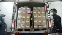 Kertas surat suara Pilkada Kota Depok langsung diterima oleh Ketua KPUD Kota Depok Nana Shobarna (kanan) didampingi oleh perwakilan dari Bawaslu Kota Depok di gudang penyimpanan Cimanggis, Depok.  
