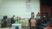 Seluruh logistik mulai dari kertas surat suara, bilik suara, dan kotak suara sudah tersimpan di gudang penyimpangan di Cimanggis, Depok, dan rencananya akan didistribusikan pada awal bulan Desember mendatang.  