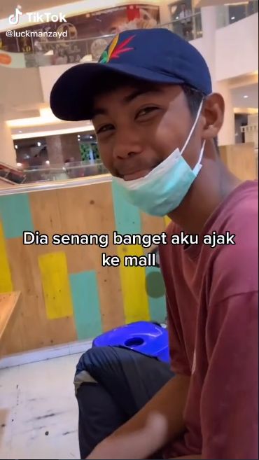 Diajak Makan di Mal untuk Pertama Kali, Lelaki Ini Nangis Terharu