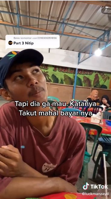 Diajak Makan di Mal untuk Pertama Kali, Lelaki Ini Nangis Terharu