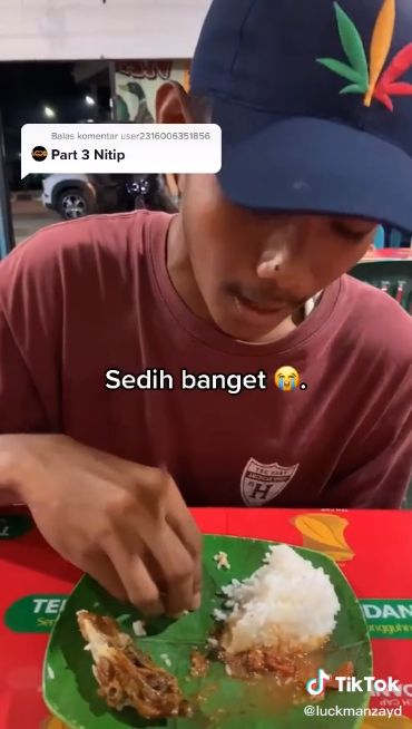 Diajak Makan di Mal untuk Pertama Kali, Lelaki Ini Nangis Terharu