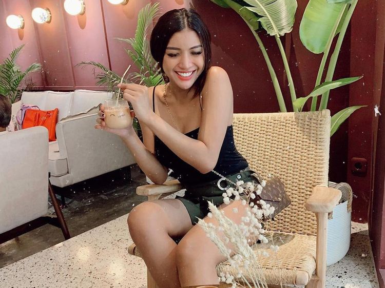 Makin Seksi, Ini Gaya Millen Cyrus Saat Makan Sushi