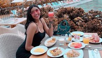 Begini nih hebohnya Millen saat sarapan di salah satu hotel yang ada di Bali. Mulai dari omelette hingga buah segar jadi pilihannya. Foto: Instagram @millencyrus
