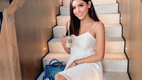 Terakhir ini pose manis Millen saat menikmati es kopi. Meski mendapatkan komentar yang beragam dari netizen, tapi Millen tak pernah ambil pusing. Ia tetap aktif mengunggah berbagai fotonya.  Foto: Instagram @millencyrus
