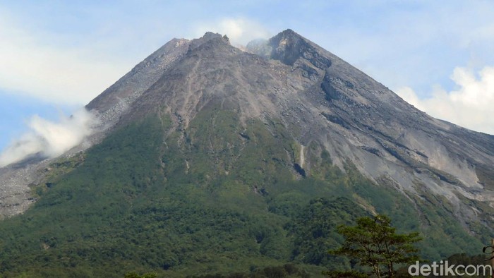 BPPTKG menyebut adanya guguran di Gunung Merapi pagi ini, Rabu (18/11). Suara guguran terdengar 3 kali dan terdengar di 3 pos pengamatan.
