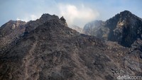 Naiknya status Gunung Merapi membuat sejumlah warga yang tinggal di kawasan rawan bencana erupsi Merapi dievakuasi ke pengungsian.