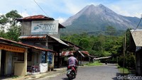 Seorang warga beraktivitas di Dusun Pelemsari, Umbulharjo cangkringan Sleman, Yogyakarta, dengan latar Gunung Merapi, Rabu (18/11/2020).