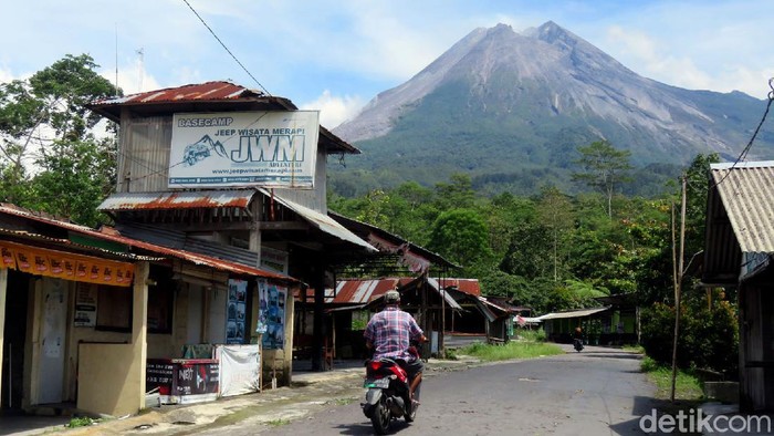 Menengok Aktivitas Gunung Merapi yang Berstatus Siaga BPPTKG menyebut adanya guguran di Gunung Merapi pagi ini, Rabu (18/11). Suara guguran terdengar 3 kali dan terdengar di 3 pos pengamatan.