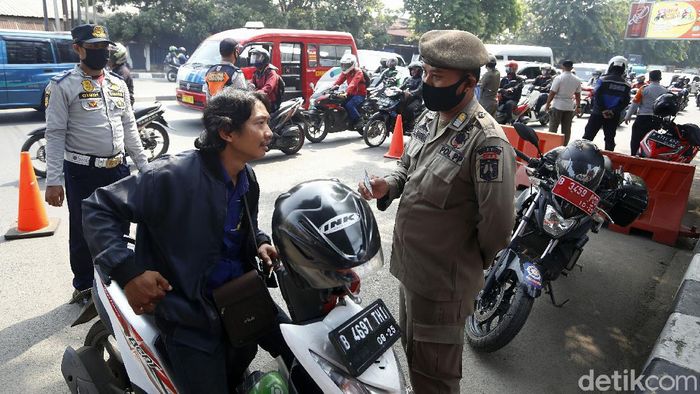 Operasi Yustisi 2020 digelar di Jalan Raya Bekasi, Cakung, Jakarta, Rabu (18/11). Operasi ini menyasar pengendara tidak bermasker dalam rangka pencegahan virus Corona.