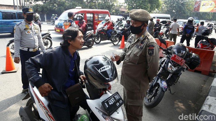 Menjaring Pengendara Tidak Bermasker di Cakung Jakarta Operasi Yustisi 2020 digelar di Jalan Raya Bekasi, Cakung, Jakarta, Rabu (18/11). Operasi ini menyasar pengendara tidak bermasker dalam rangka pencegahan virus Corona.