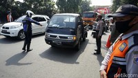 Tidak hanya pengendara sepeda motor, pengendara roda empat juga diperiksa.