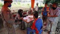 Mereka yang terjaring razia langsung didata dan dikenai denda administrasi.