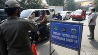 Operasi Yustisi 2020 untuk mencegah penyebaran COVID-19 digelar di Jalan Raya Bekasi, Cakung, Jakarta, Rabu (18/11).