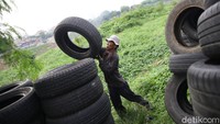 Pekerja merapikan ban bekas di kawasan Jakarta, Rabu (18/11/2020). Limbah ban bekas tersebut dijual dengan harga Rp 200 /kg.  