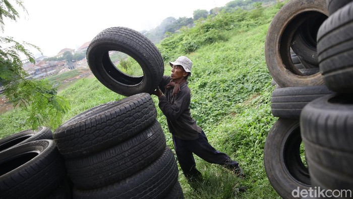 Meraup Untung Dari Limbah Ban Bekas Pekerja merapikan ban bekas di kawasan Jakarta, Rabu (18/11/2020). Limbah ban bekas tersebut dijual dengan harga Rp 200 /kg.