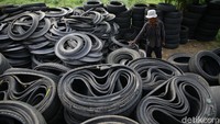 Ada yang menggunakan limbah ban bekas untuk produksi alas kaki seperti sepatu dan sendal. Ada pula sebagai bahan tambahan produsen karpet agar produknya tidak licin.  