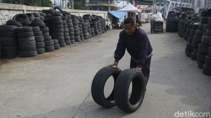 Pekerja merapikan ban bekas di kawasan Jakarta, Rabu (18/11/2020). Limbah ban bekas tersebut dijual dengan harga Rp 200 /kg.
