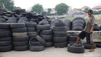 Seiring dengan kenaikan harga karet alam, para pengusaha makin banyak melirik bahan baku karet hasil daur ulang ban bekas.  