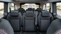 Masuk ke kabin, Toyota Proace Verso Electric dibekali kursi dengan fungsi pemanas, sistem infotainment layar sentuh tujuh inci, radio digital DAB, dukungan Android Auto dan Apple CarPlay, keyless entry, rem parkir elektronik, dan kaca lipat otomatis sebagai standar.  Foto: Dok. Toyota