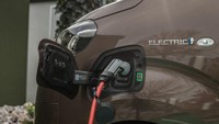 Sebagai standar, semua versi MPV dilengkapi dengan pengisi daya AC (alternate current) 7,4 kW, yang dapat ditingkatkan ke unit 11 kW untuk pengisian lebih cepat, sebagai opsi. Toyota Proace Verso Electric menggunakan koneksi charger Tipe 2 untuk pengisian daya AC. Foto: Dok. Toyota