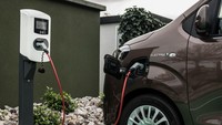 Ada dua opsi pilihan baterai, yakni baterai 50 kWh dengan daya jangkau 230 km bermuatan penuh, dan opsi baterai 75 kWh dengan daya jangkau 330 km. Baterai itu akan menggerakkan motor listrik di poros depan yang bertenaga 136 PS (134 hp) dan torsi 260 Nm. Kecepatan tertinggi mencapai 130 km/jam. Foto: Dok. Toyota