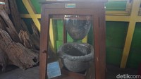 Selain itu, ada juga saringan air yang terbuat dari dua batu. Orang orang dulu kalau minum harus disaring dulu karena air sungainya keruh, untuk menjernihkan air pakai saringan batu itu.
