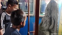 Di museum ini terdapat batu bata kuno yang diperkirakan pada masa permukiman Hindu-Buddha. Arca Buddha juga disimpan di museum ini. 