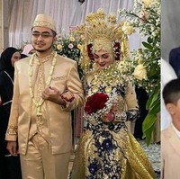 Habib Riqieq menikahkan puterinya Najwa Shihab dengan Irfan Al Idrus pada Sabtu (14/11/2020). Pada resepsi pernikahannya yang digelar keesokan harinya, Minggu (15/11/2020), Najwa dan pasangannya, Irfan Al Idrus kompak mengenakan baju pengantin berwarna keemasan. Najwa tampil dengan kebaya berekor berwarna keemasan. Penampilannya semakin glamour dengan hijab dan hiasan kepala berwarna emas. Pada foto lainnya yang beredar di internet, Najwa juga tampak memakai gaun pengantin bergaya internasional berwarna putih. Foto: Instagram @titieksoeharto/Youtube Mubarok Husein