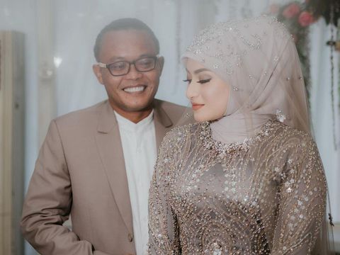 Nathalie Holscher Gaya hijab Nathalie Holscher saat menika