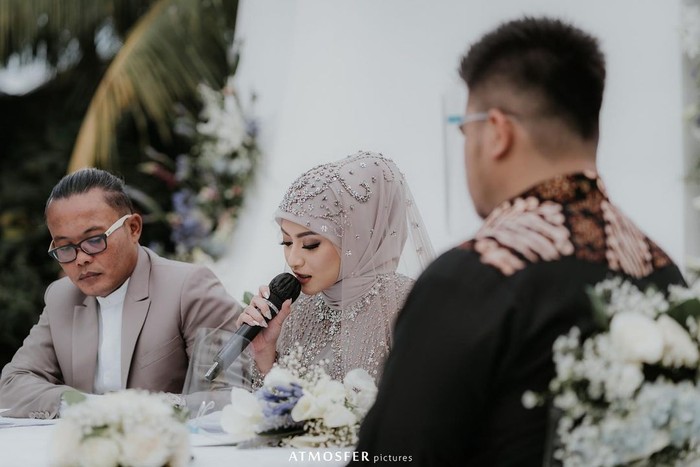 Gaya hijab Nathalie Holscher saat menikah