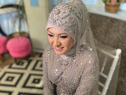 Gaya hijab Nathalie Holscher saat menikah