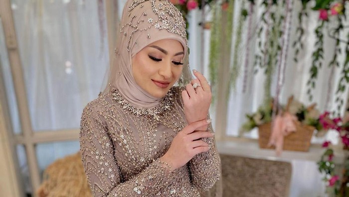 Gaya hijab Nathalie Holscher saat menikah
