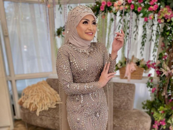 Gaya hijab Nathalie Holscher saat menikah