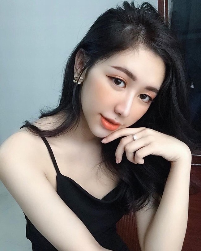 Tak hanya itu saja, dalam pesta tersebut, Nguyen juga banyak menjadi perbincangan tamu undangan karena dianggap beruntung bisa memiliki pacar yang tampan. Merasa kecewa, tanpa berpikir panjang Nguyen lantas langsung memutuskan sang pacar. Foto: Nguyen Tuong Vy via Oddity Central