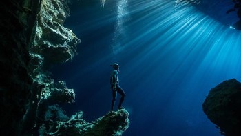 Karya nominator Exploration Photographer Of The Year Karim Iliya yang menampilkan seorang freediver mengeksplorasi gua di Tonga. Foto: Ocean Photography Awards