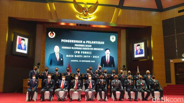 Panglima TNI Marsekal Hadi Tjahjanto dikukuhkan menjadi Ketua Federasi Olahraga Karate-Do Indonesia (Forki) 2019-2023. (Sachril/detikcom)