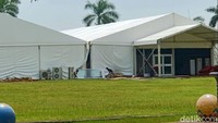 Pantauan detikcom di lokasi, Rabu (18/11/2020), tampak sebuah tenda besar yang saat ini masih berdiri di lapangan Mataram, Kompleks Perkantoran Pemkot Pekalongan. Tenda besar warna putih itu masih menunggu dibongkar oleh petugas.