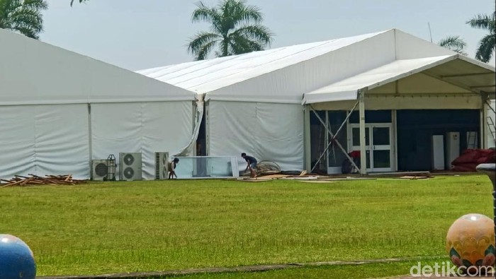 Acara Maulid Nabi Muhammad SAW 1442 Hijriyah di Kota Pekalongan ditunda hingga bulan depan. Panitia acara lalu membongkar tenda yang sudah terpasang.
