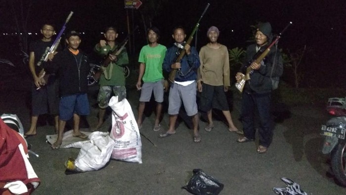 Para pemburu (sniper) yang dikerahkan Kelompok Tani Bhakti Tani Desa Barepan, Kecamatan Cawas untuk memburu hama tikus. Foto diambil Selasa (17/11/2020) malam.
