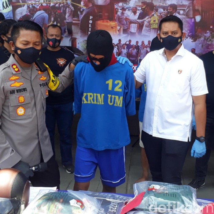 Pelaku pembunuhan gadis ABG berseragam pramuka (memakai sebo) saat dihadirkan di Mapolres Semarang, Rabu (18/11/2020).