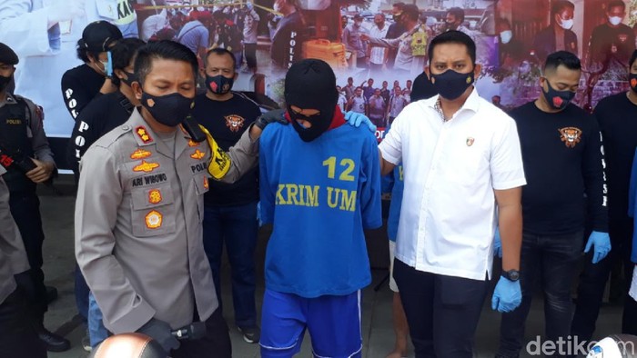 Pelaku pembunuhan gadis ABG berseragam pramuka (memakai sebo) saat dihadirkan di Mapolres Semarang, Rabu (18/11/2020).