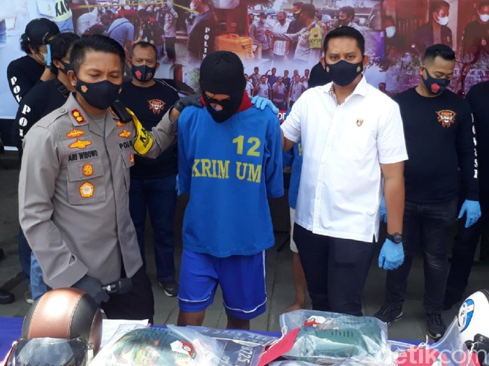 Pelaku pembunuhan gadis ABG berseragam pramuka (memakai sebo) saat dihadirkan di Mapolres Semarang, Rabu (18/11/2020).