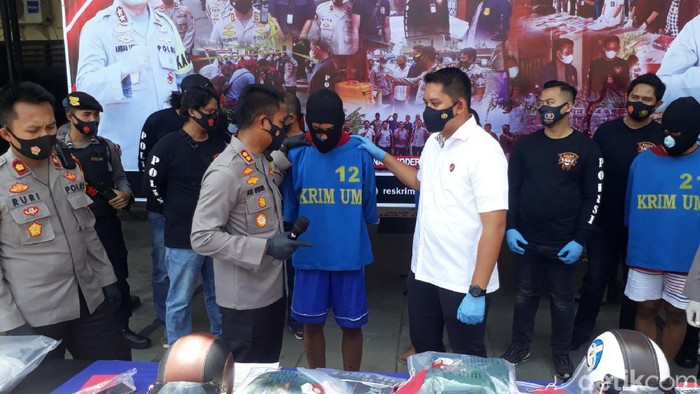 Pelaku pembunuhan gadis ABG berseragam pramuka (memakai sebo) saat dihadirkan di Mapolres Semarang, Rabu (18/11/2020).