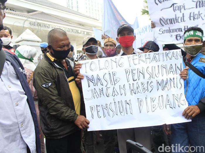Pensiunan PTPN geruduk gedung DPRD Jabar