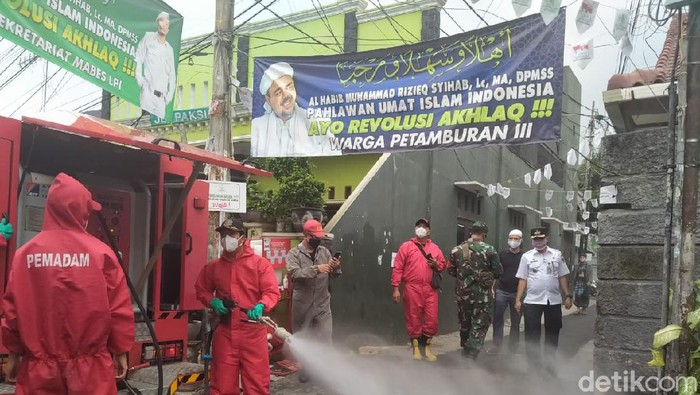 Petugas menyemprotkan disinfektan di sekitar rumah Habib Rizieq di Petamburan, Jakarta.