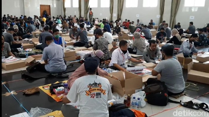 Petugas sortir dan lipat surat suara di Tasikmalaya abai protokol kesehatan