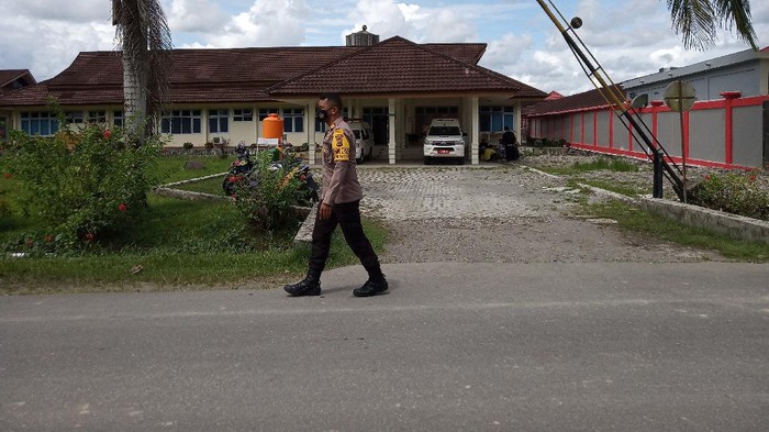 Polisi di depan Kamar Jenazah RSUD Mimika, Papua
