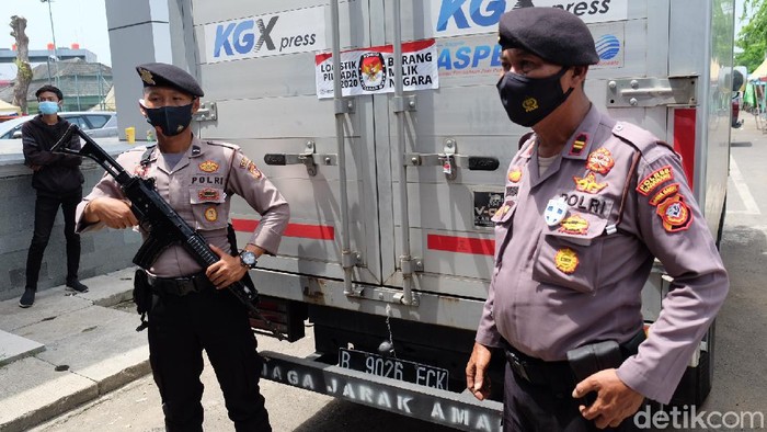 Polisi Kawal Surat Suara di Karawang